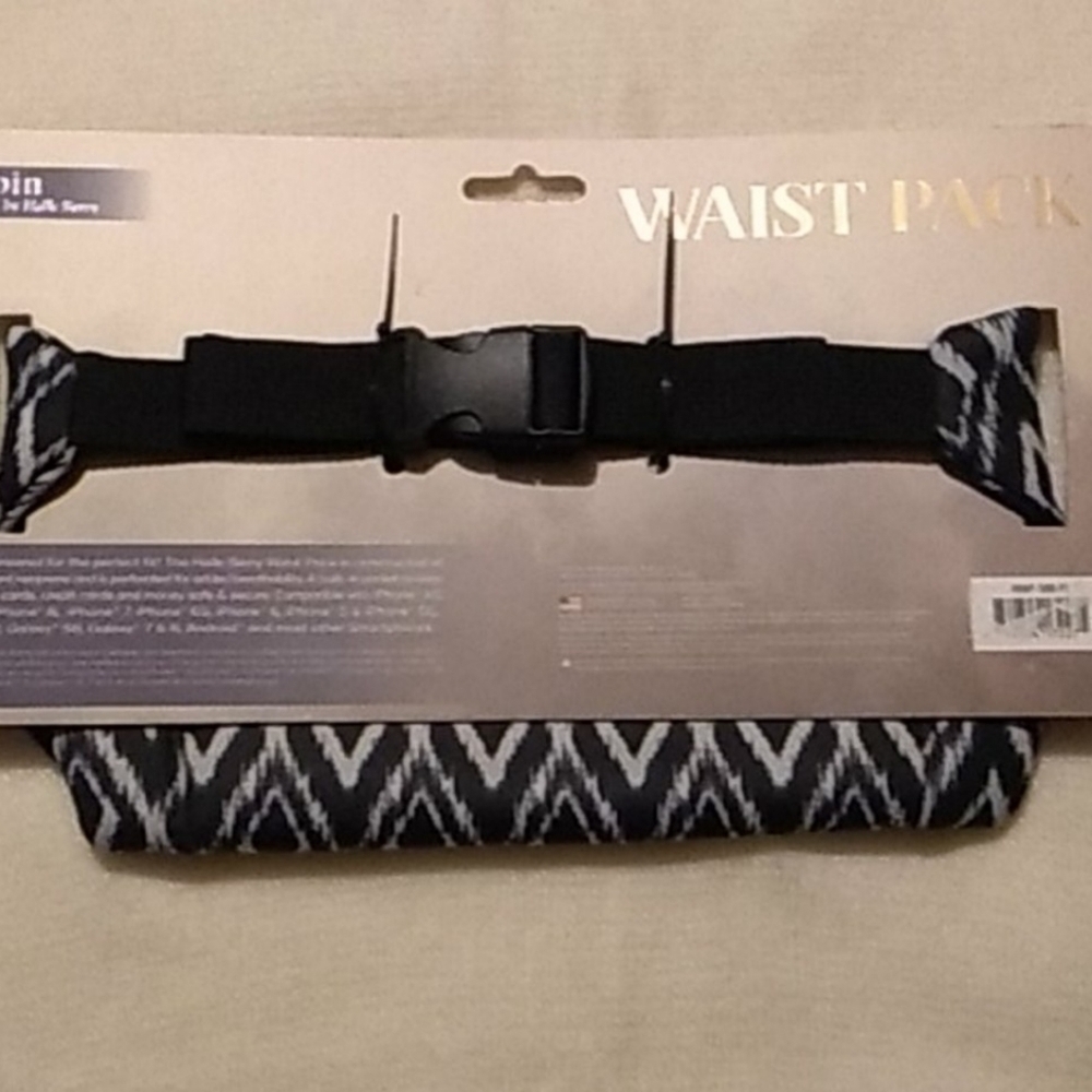 🍒NWT HALLE BERRY FANNY PACK - Picture 3 of 8